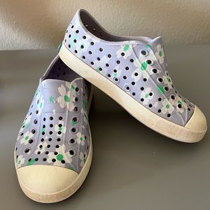 Native Jefferson shoes light purple w/white daisies size 10